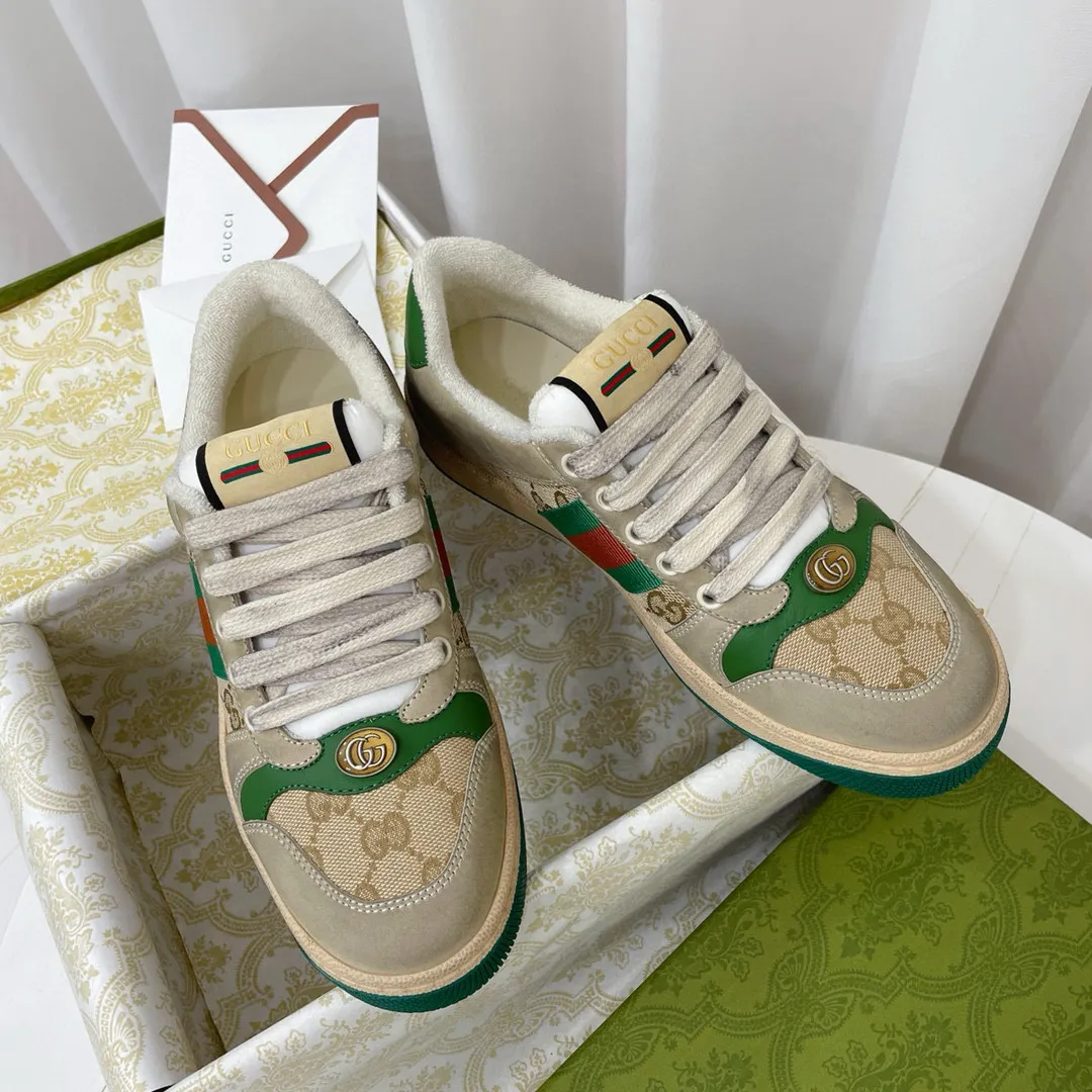 Ex-factory price: 540💰 GUCCI Gucci's newly upgraded back cover lining, top-notch old dirty shoes, classic casual sports shoes for couples, retro sneakers and old G family dirty shoes, updated at the counter simultaneously! ①The shoe upper has the same water-based edge coating process as the original version⚠️The ordinary oil edges on the market have a strong glue feel and are easy to fall off! Grade A first-layer nubuck leather (with pores)/matching computer embroidered double G cloth, high-density terry velvet lining. ② A PVC transparent small round mark sealing line is added to the details of the midsole. The mold is opened six times and the jewelry craftsmanship is used to customize the two-color double G buckle, striving to be the same as the original version. A pair of buttons is more than three times more expensive than ordinary buckles on the market. ③An old two-color washable label, the chip is placed on the outer waist of the right foot, the entire shoe is completely hollowed out with rubber technology, TUP material (rubber to distinguish the market) with the latest green packaging from the counter, 3D printed handbag, and a pair of shoelaces. There is no pressure when entering and exiting the counter. You can buy a 1:1 accurate replica of the original version and modify and upgrade it repeatedly. The details are perfectly restored, the materials are all customized, and they are truly top-notch. Please look at the details clearly to identify the quality. Upper: First-layer frosted cowhide/embroidered double G cloth. Lining: original high-density velvet lining. Foot pads: original pearlescent sheepskin. Outsole: private molded vacuum TPU material. Packaging: original top-grade full set packaging at the counter. Shoe size: women's size 35-40, men's size 39-44 (men's size 38, 45🉑️customized, non-returnable)